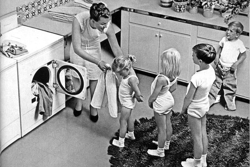Vintage Ad - Kinder in Unterwäsche aufgereiht vor Wäschetrockner